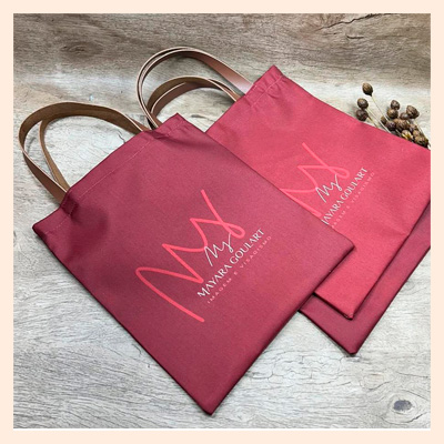 Sacola personalizada  material nylon com alça em couro 